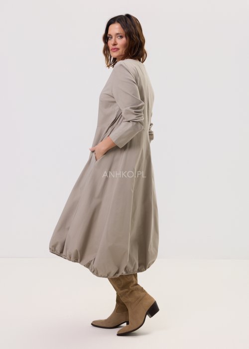 Damska sukienka Noa Soft beżowa – midi, luźny fason z długim rękawem, kieszenie po bokach.