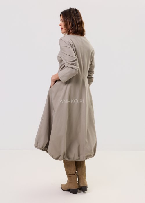 Damska sukienka Noa Soft beżowa – midi, luźny fason z długim rękawem, kieszenie po bokach.