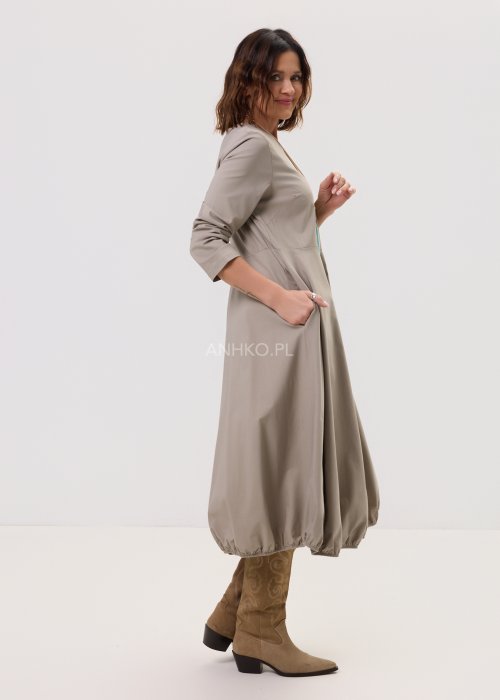 Damska sukienka Noa Soft beżowa – midi, luźny fason z długim rękawem, kieszenie po bokach.