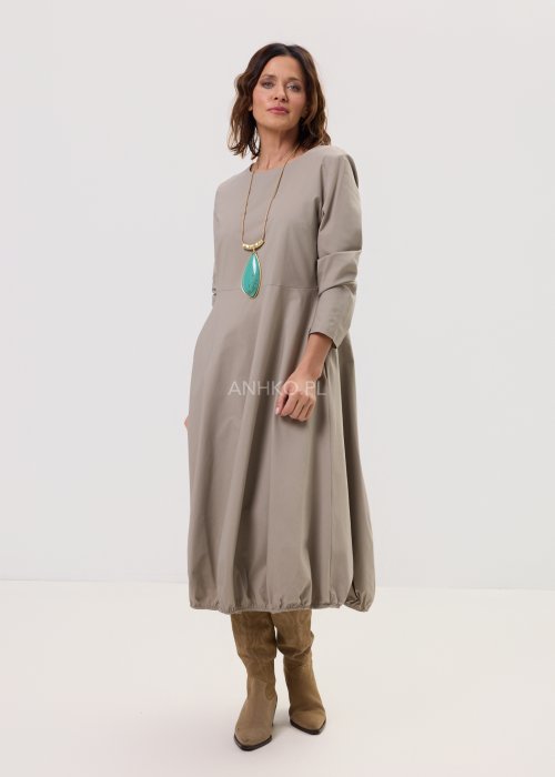 Damska sukienka Noa Soft beżowa – midi, luźny fason z długim rękawem, kieszenie po bokach.