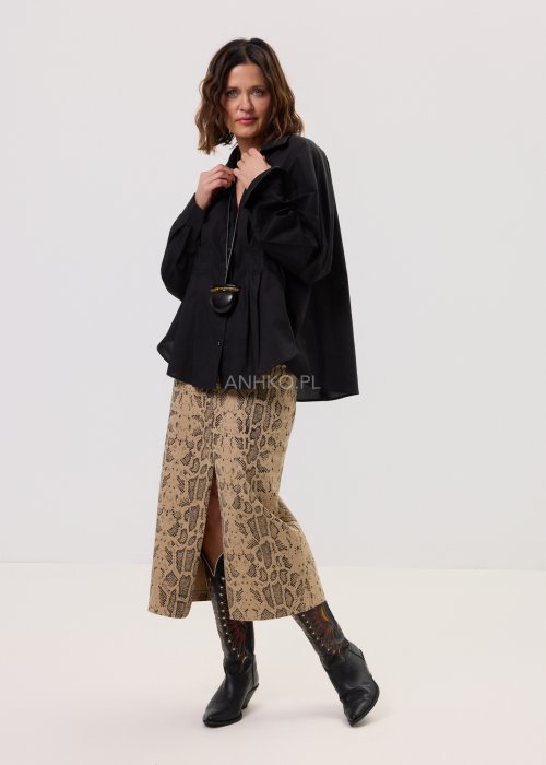 Damska koszula Batwing czarna – oversize, rękaw typu nietoperz, kołnierzyk, zapięcie na guziki, wydłużony tył.