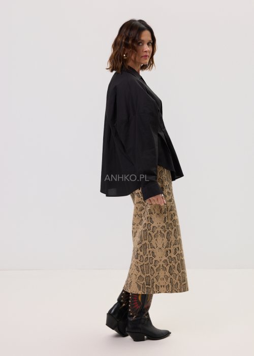 Damska koszula Batwing czarna – oversize, rękaw typu nietoperz, kołnierzyk, zapięcie na guziki, wydłużony tył.