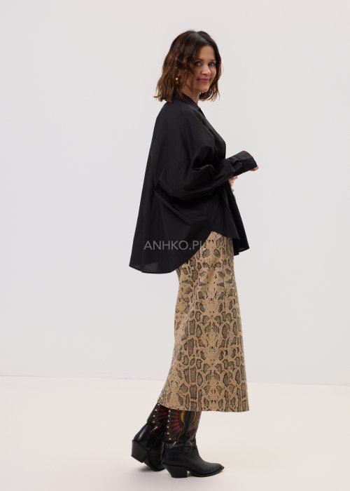 Damska koszula Batwing czarna – oversize, rękaw typu nietoperz, kołnierzyk, zapięcie na guziki, wydłużony tył.