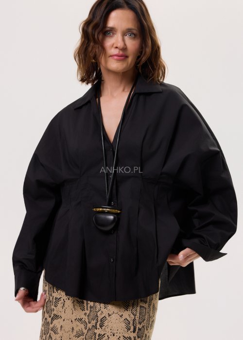 Damska koszula Batwing czarna – oversize, rękaw typu nietoperz, kołnierzyk, zapięcie na guziki, wydłużony tył.