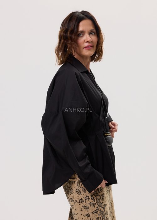 Damska koszula Batwing czarna – oversize, rękaw typu nietoperz, kołnierzyk, zapięcie na guziki, wydłużony tył.