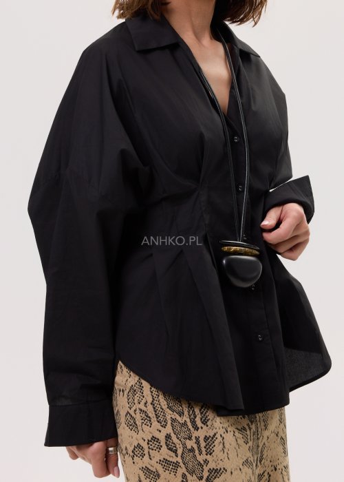 Damska koszula Batwing czarna – oversize, rękaw typu nietoperz, kołnierzyk, zapięcie na guziki, wydłużony tył.