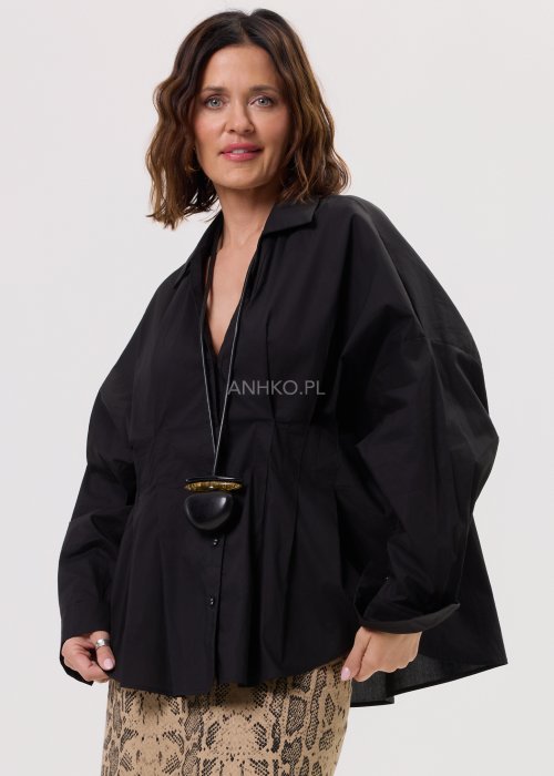 Damska koszula Batwing czarna – oversize, rękaw typu nietoperz, kołnierzyk, zapięcie na guziki, wydłużony tył.