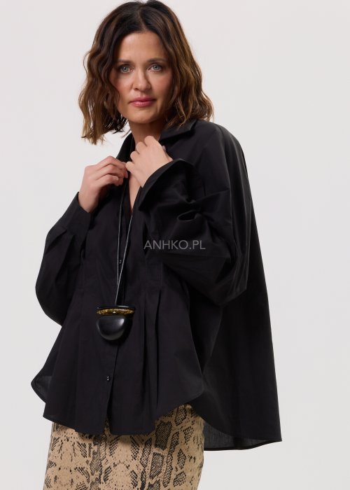 Damska koszula Batwing czarna – oversize, rękaw typu nietoperz, kołnierzyk, zapięcie na guziki, wydłużony tył.
