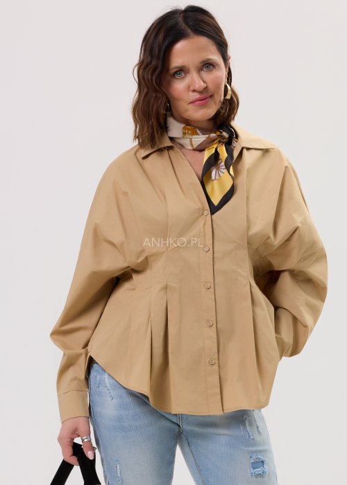 Damska koszula Batwing camel – oversize, rękaw typu nietoperz, kołnierzyk, zapięcie na guziki, wydłużony tył.
