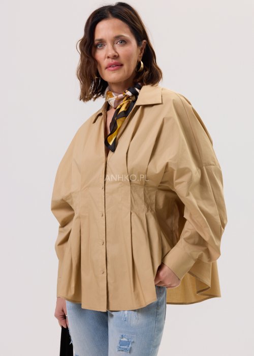 Damska koszula Batwing camel – oversize, rękaw typu nietoperz, kołnierzyk, zapięcie na guziki, wydłużony tył.