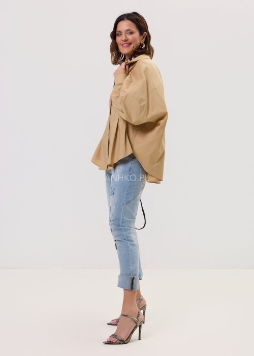 Damska koszula Batwing camel – oversize, rękaw typu nietoperz, kołnierzyk, zapięcie na guziki, wydłużony tył.