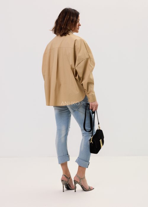 Damska koszula Batwing camel – oversize, rękaw typu nietoperz, kołnierzyk, zapięcie na guziki, wydłużony tył.