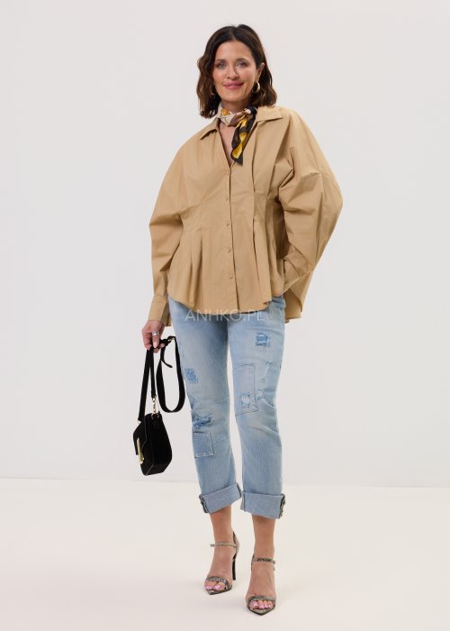 Damska koszula Batwing camel – oversize, rękaw typu nietoperz, kołnierzyk, zapięcie na guziki, wydłużony tył.
