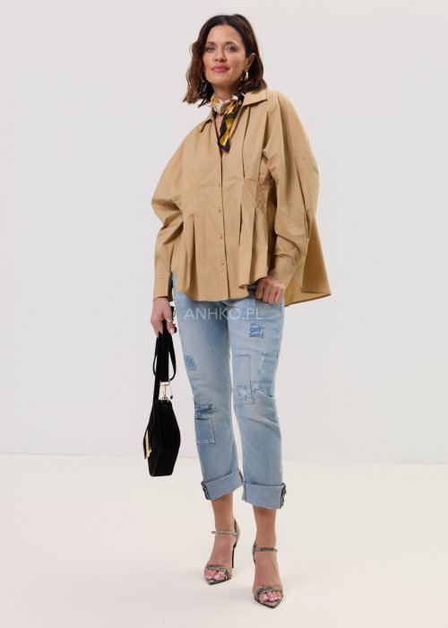 Damska koszula Batwing camel – oversize, rękaw typu nietoperz, kołnierzyk, zapięcie na guziki, wydłużony tył.