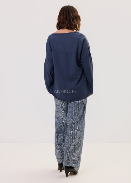 Bluzka Senough Granatowa – luźny, wygodny model z dekoltem V i długim rękawem, ozdobiony subtelnym nadrukiem z napisem.