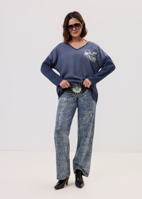 Bluzka Senough Granatowa – luźny, wygodny model z dekoltem V i długim rękawem, ozdobiony subtelnym nadrukiem z napisem.