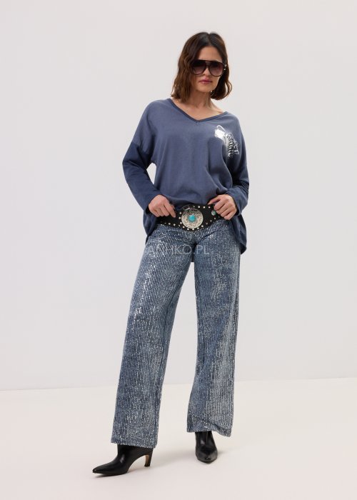 Bluzka Senough Granatowa – luźny, wygodny model z dekoltem V i długim rękawem, ozdobiony subtelnym nadrukiem z napisem.