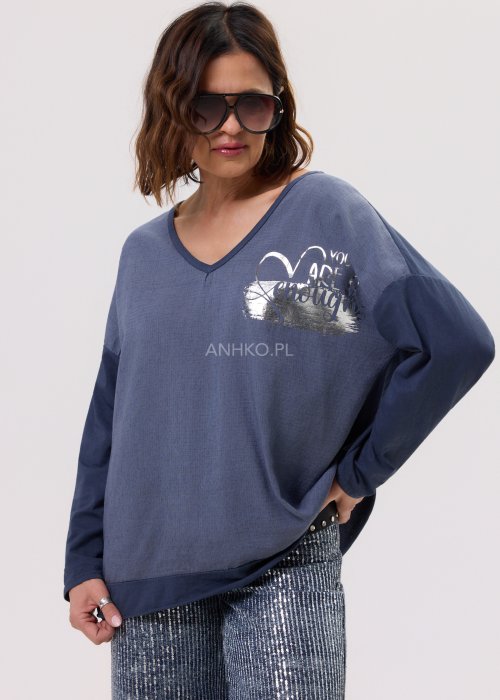 Bluzka Senough Granatowa – luźny, wygodny model z dekoltem V i długim rękawem, ozdobiony subtelnym nadrukiem z napisem.