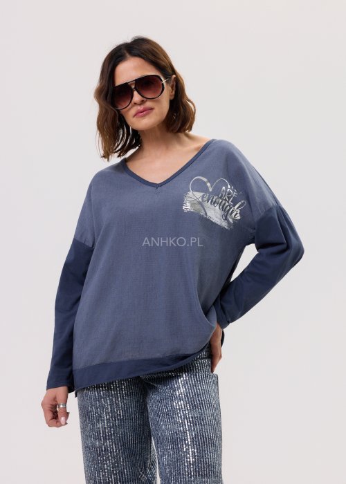 Bluzka Senough Granatowa – luźny, wygodny model z dekoltem V i długim rękawem, ozdobiony subtelnym nadrukiem z napisem.