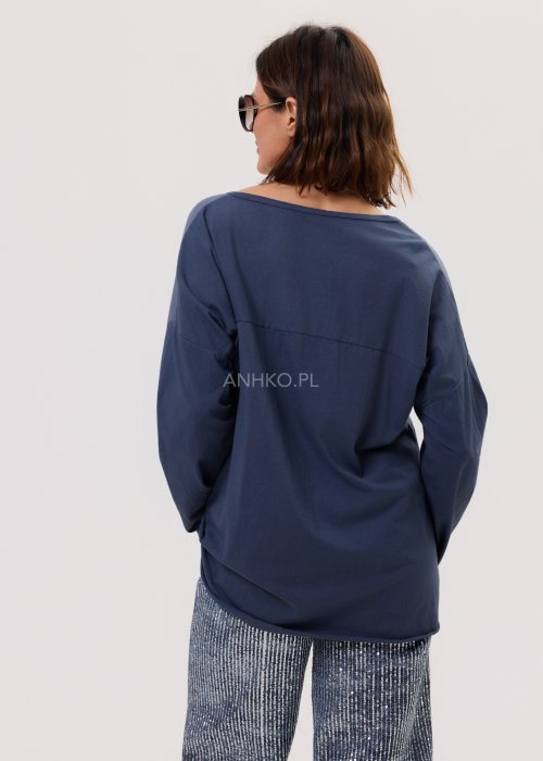 Bluzka Senough Granatowa – luźny, wygodny model z dekoltem V i długim rękawem, ozdobiony subtelnym nadrukiem z napisem.