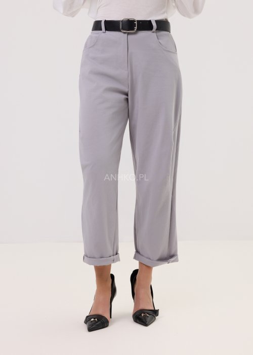 Jasnoszare spodnie damskie z mankietem, prosty krój, kieszenie, czerwony pasek w talii
