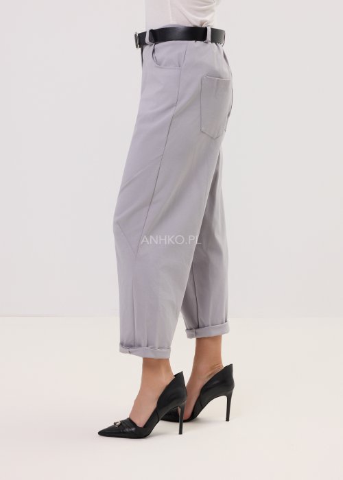 Jasnoszare spodnie damskie z mankietem, prosty krój, kieszenie, czerwony pasek w talii