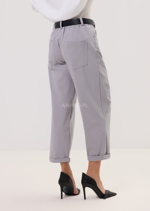 Jasnoszare spodnie damskie z mankietem, prosty krój, kieszenie, czerwony pasek w talii
