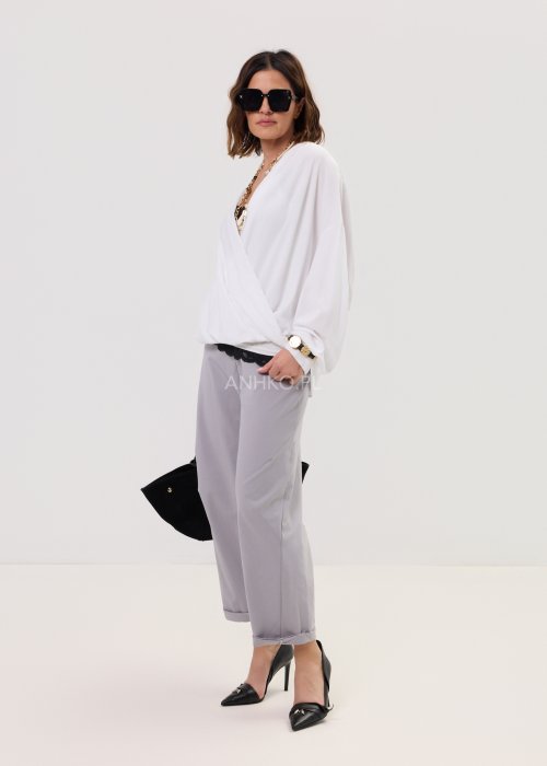 Jasnoszare spodnie damskie z mankietem, prosty krój, kieszenie, czerwony pasek w talii