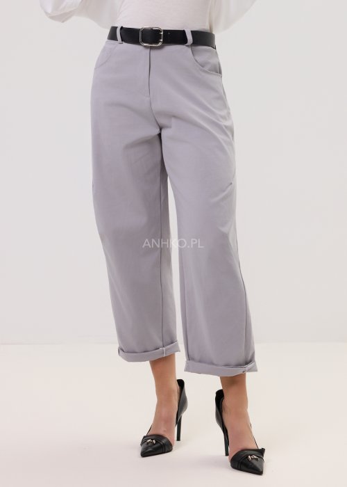 Jasnoszare spodnie damskie z mankietem, prosty krój, kieszenie, czerwony pasek w talii