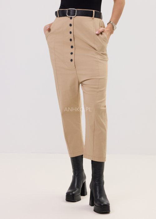 Camelowe spodnie damskie Vito o zwężanym kroju z długością do kostki, z kieszeniami i szlufkami w pasie, wykonane z gładkiego materiału.