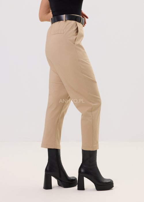 Camelowe spodnie damskie Vito o zwężanym kroju z długością do kostki, z kieszeniami i szlufkami w pasie, wykonane z gładkiego materiału.