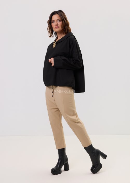 Camelowe spodnie damskie Vito o zwężanym kroju z długością do kostki, z kieszeniami i szlufkami w pasie, wykonane z gładkiego materiału.