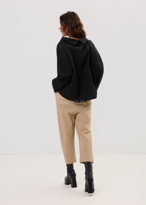 Camelowe spodnie damskie Vito o zwężanym kroju z długością do kostki, z kieszeniami i szlufkami w pasie, wykonane z gładkiego materiału.