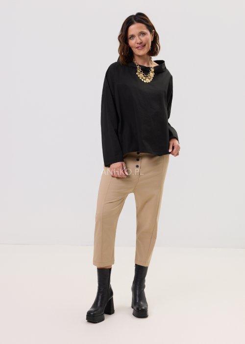 Camelowe spodnie damskie Vito o zwężanym kroju z długością do kostki, z kieszeniami i szlufkami w pasie, wykonane z gładkiego materiału.