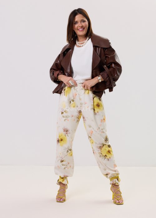 Jesienna kurtka damska ANHKO w kolorze brązowym, idealna do miejskich stylizacji z jeansami.