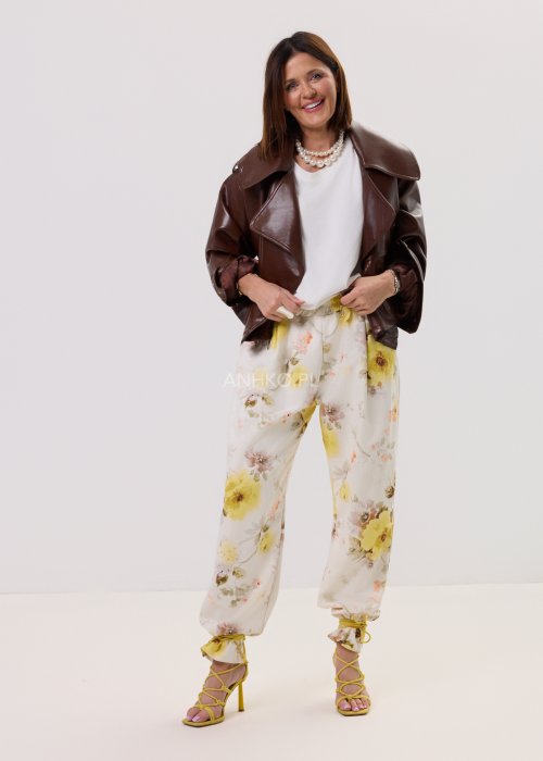 Jesienna kurtka damska ANHKO w kolorze brązowym, idealna do miejskich stylizacji z jeansami.