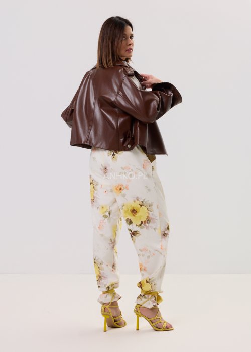 Jesienna kurtka damska ANHKO w kolorze brązowym, idealna do miejskich stylizacji z jeansami.