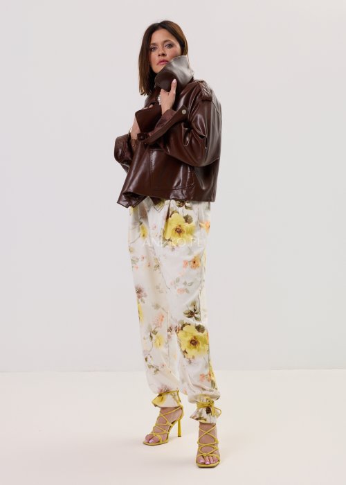 Jesienna kurtka damska ANHKO w kolorze brązowym, idealna do miejskich stylizacji z jeansami.