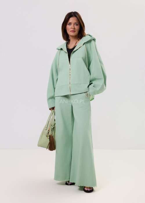 Kurtka damska oversize z kapturem, o krótszym kroju z tyłu z ozdobnym nadrukiem i metalowym kółkiem na plecach.