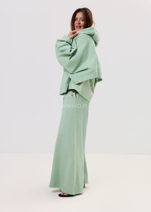 Kurtka damska oversize z kapturem, o krótszym kroju z tyłu z ozdobnym nadrukiem i metalowym kółkiem na plecach.