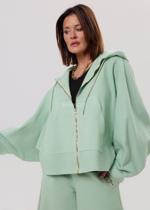 Kurtka damska oversize z kapturem, o krótszym kroju z tyłu z ozdobnym nadrukiem i metalowym kółkiem na plecach.