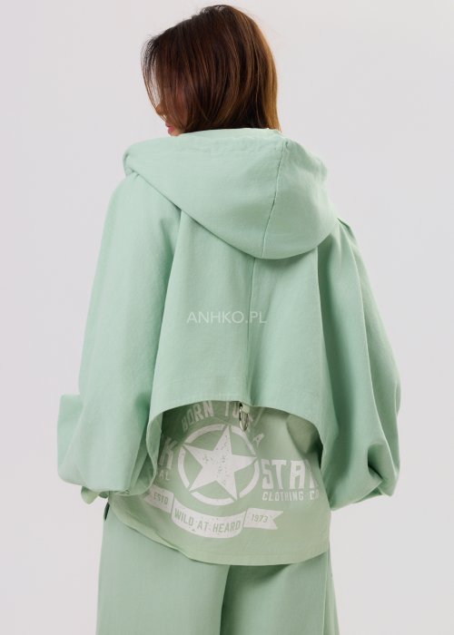 Kurtka damska oversize z kapturem, o krótszym kroju z tyłu z ozdobnym nadrukiem i metalowym kółkiem na plecach.