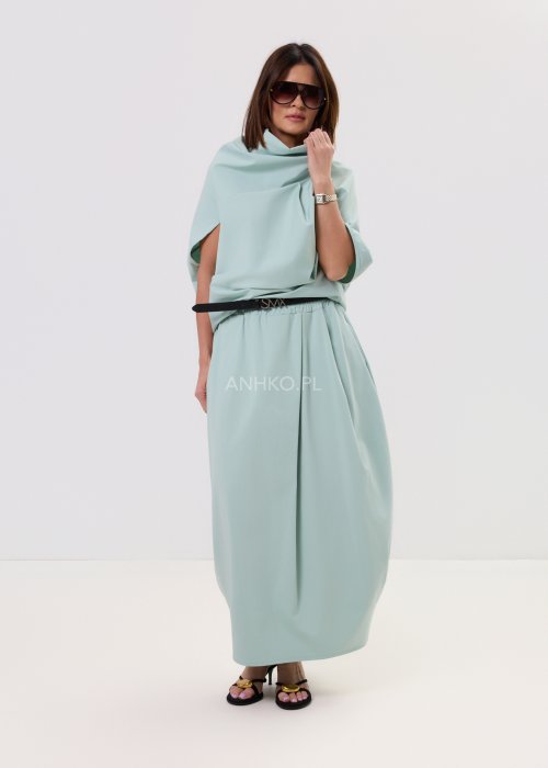 Miętowa damska bluzka o luźnym kroju z krótkim rękawem, szerokim dekoltem typu woda i dekoracyjnymi zakładkami z przodu.