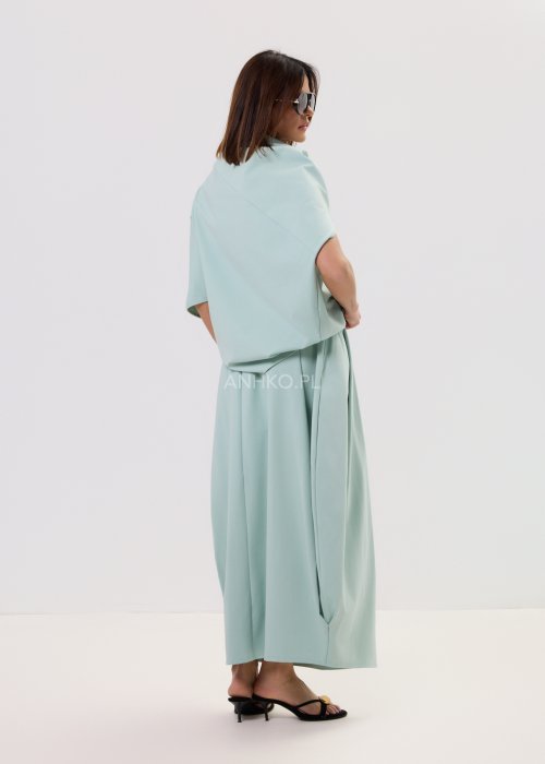 Miętowa damska bluzka o luźnym kroju z krótkim rękawem, szerokim dekoltem typu woda i dekoracyjnymi zakładkami z przodu.