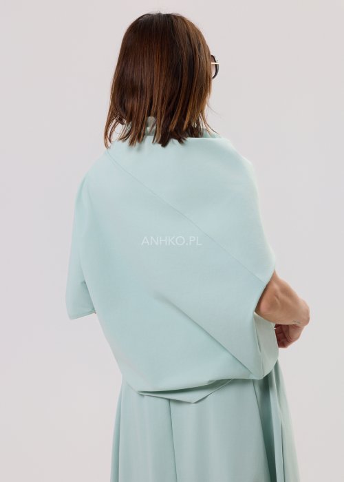Miętowa damska bluzka o luźnym kroju z krótkim rękawem, szerokim dekoltem typu woda i dekoracyjnymi zakładkami z przodu.