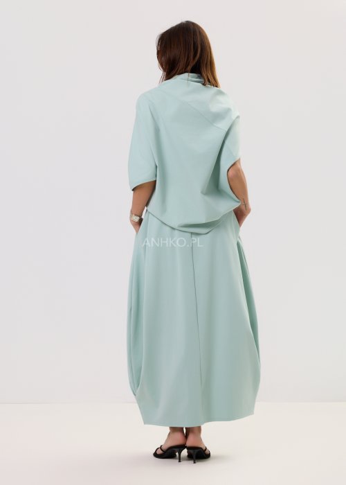 Miętowa damska bluzka o luźnym kroju z krótkim rękawem, szerokim dekoltem typu woda i dekoracyjnymi zakładkami z przodu.