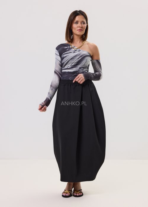 Bluzka dopasowana na jedno ramię z długim rękawem w marmurkowy wzór w odcieniach czerni, szarości i bieli. Nowoczesna stylizacja z czarną spódnicą w eleganckim, minimalistycznym stylu.