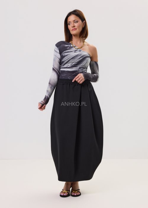 Bluzka dopasowana na jedno ramię z długim rękawem w marmurkowy wzór w odcieniach czerni, szarości i bieli. Nowoczesna stylizacja z czarną spódnicą w eleganckim, minimalistycznym stylu.