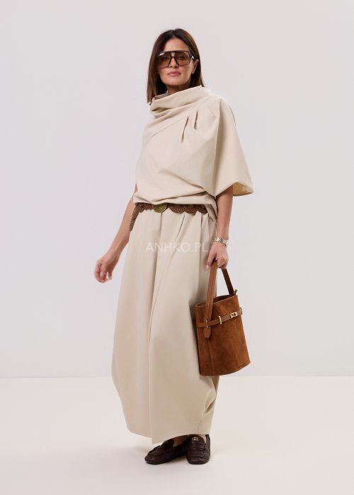 Beżowa damska bluzka o luźnym kroju z krótkim rękawem, szerokim dekoltem typu woda i dekoracyjnymi zakładkami z przodu.