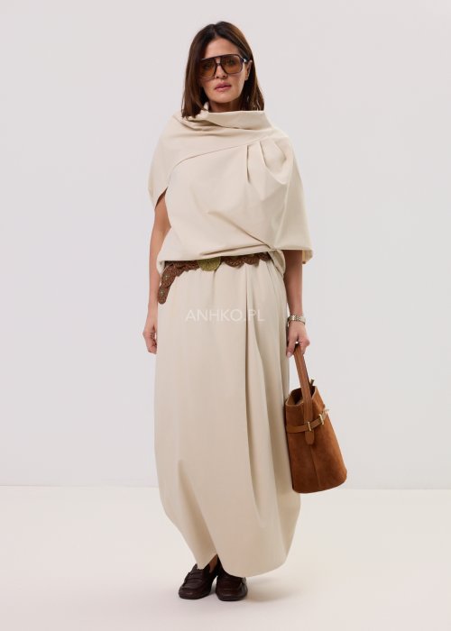 Beżowa damska bluzka o luźnym kroju z krótkim rękawem, szerokim dekoltem typu woda i dekoracyjnymi zakładkami z przodu.